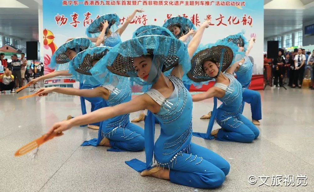 搭乘首發(fā)高鐵，海真珠珍珠粉抵達(dá)東方明珠